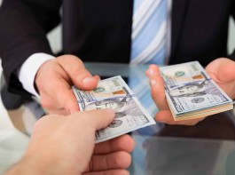 Trường hợp buộc thu hồi giấy chứng nhận đầu tư gián tiếp ra nước ngoài