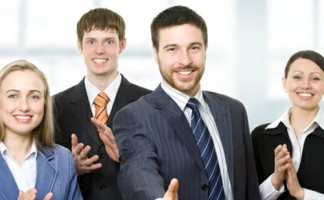 Một cá nhân có thể làm giám đốc nhiều công ty được hay không?